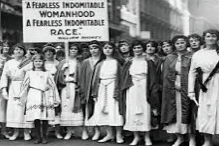 “8 marzo: Oltre la ‘Festa’, Riflessioni sulla Rivoluzione del 1908 e l’Attualità della Lotta per i Diritti”