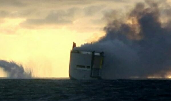 A fuoco il mercantile Fremantle Highway tremila auto a bordo