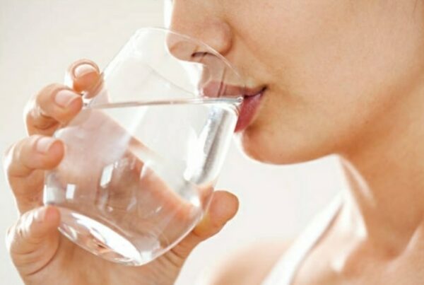 Acqua: l’alleato per diminuire il gonfiore addominale