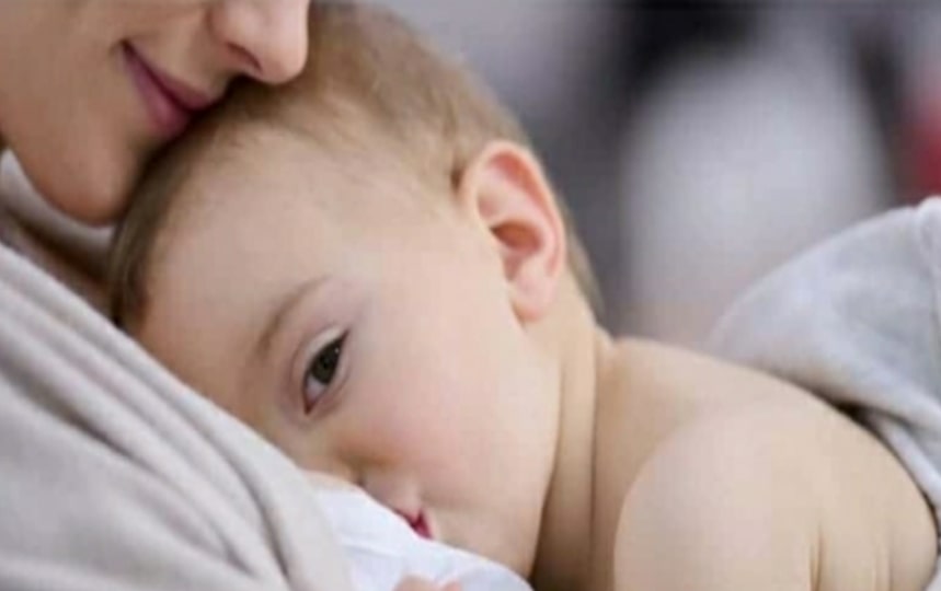 Allattamento al seno: ragazza allatta il figlio mentre si sposa