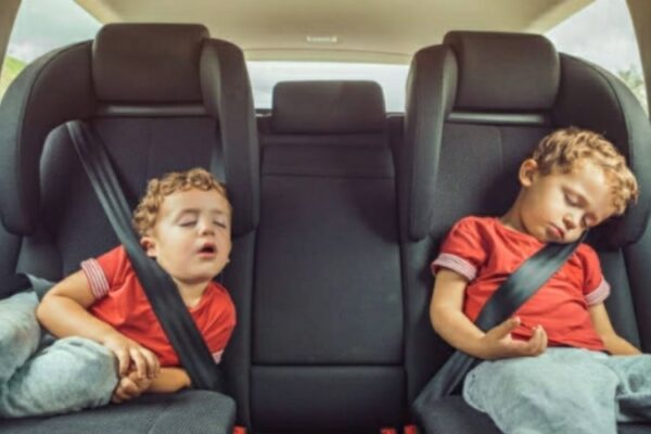 Bambino dorme in macchina