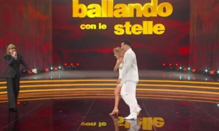 Barbara D’Urso perde l’equilibrio, non il sorriso: la scivolata più discussa di Ballando con le Stelle