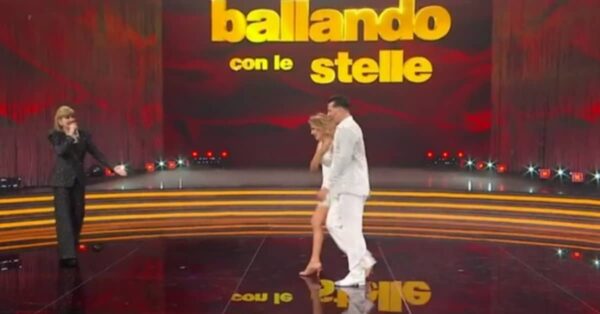 Barbara D’Urso perde l’equilibrio, non il sorriso: la scivolata più discussa di Ballando con le Stelle