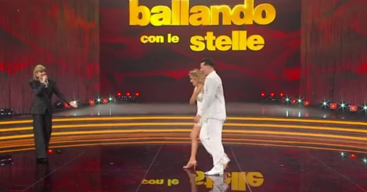 Barbara D’Urso perde l’equilibrio, non il sorriso: la scivolata più discussa di Ballando con le Stelle