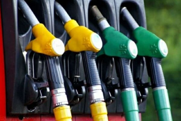 Benzina aumenta ancora arriva fino a 2 euro