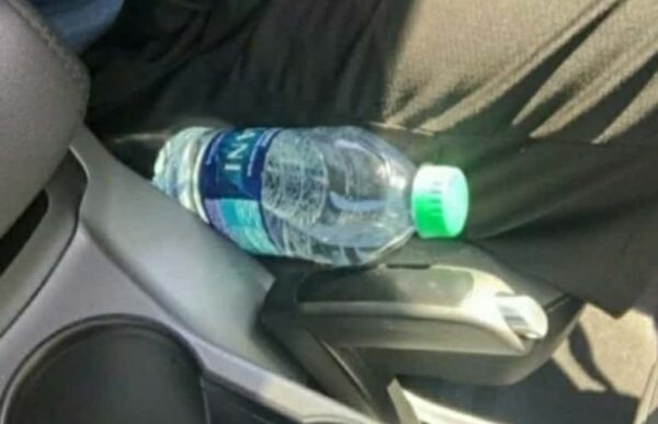 Bottiglia di acqua in macchina