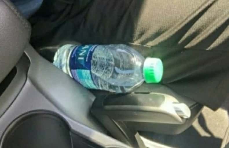 Lasciate le bottiglie di acqua in macchina? Smettere subito, è pericolosissimo