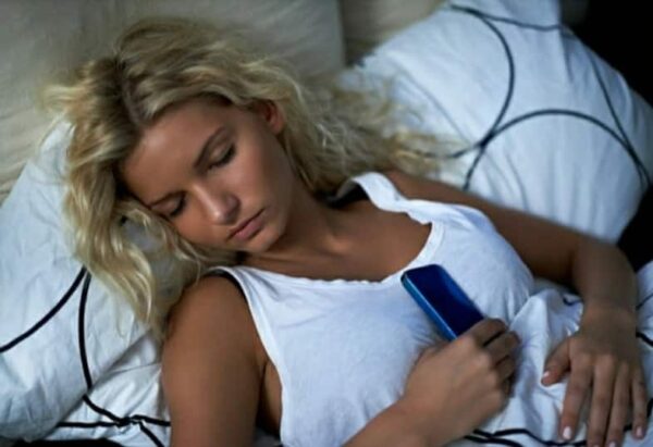 Caricate il vostro smartphone a letto ecco perchè dovreste smettere