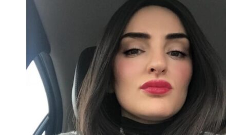 Da piccola anonima a grande stella televisiva: il sorprendente percorso dietro questa celebrità!