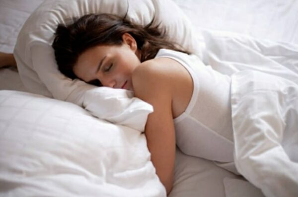 Dormire a pancia in giù ecco perchè fa male