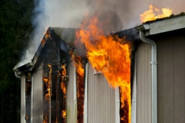 Fa da scudo per salvare i fratellini dalle fiamme