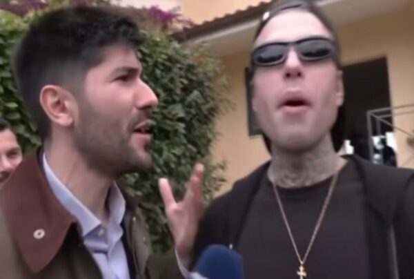 Fedez, sorprende tutti: la sua reazione agli auguri