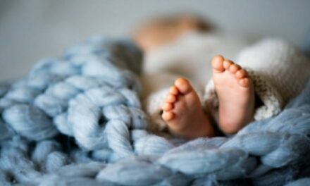 Genitori lasciano il figlio senza cibo