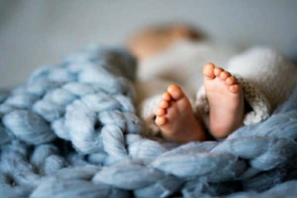 Genitori lasciano il figlio senza cibo