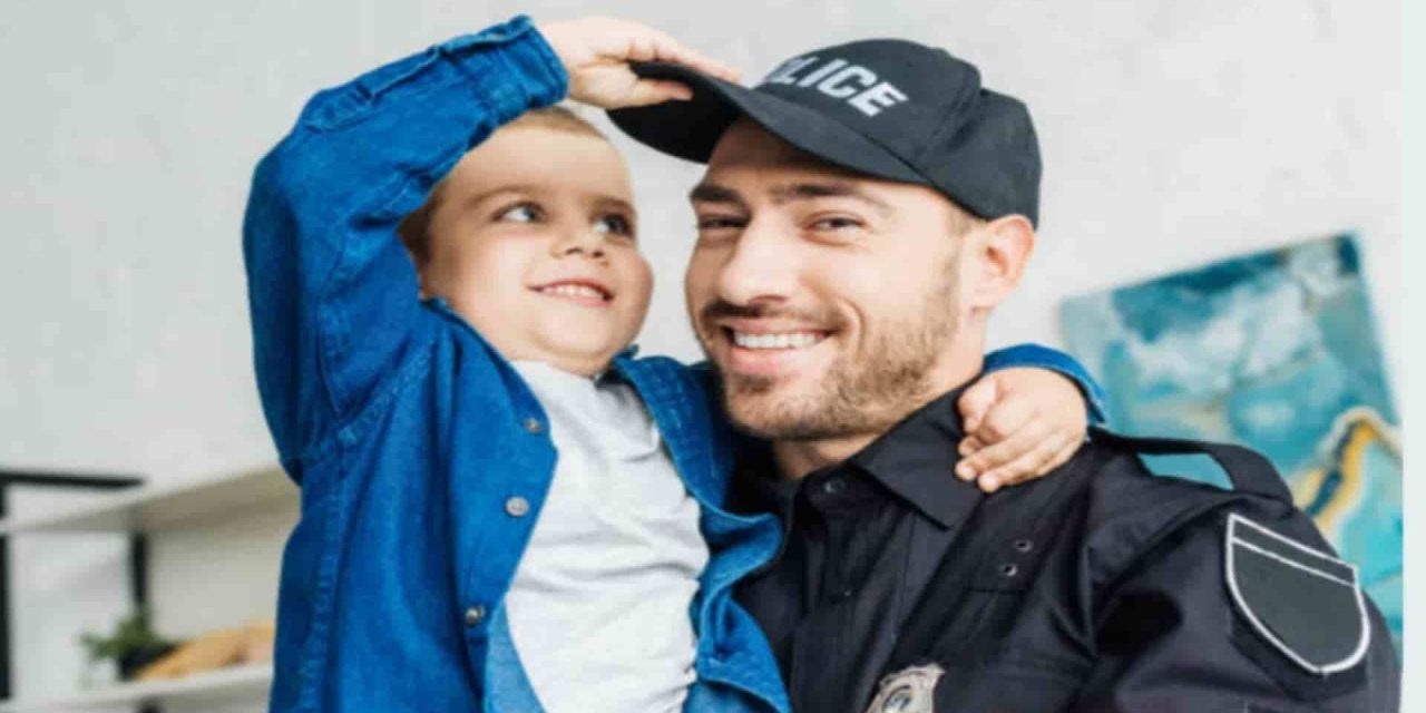 Giustizia Gelatosa: Bimbo di 4 Anni Denuncia la Mamma per il Furto del Suo Gelato!