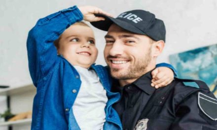 Giustizia Gelatosa: Bimbo di 4 Anni Denuncia la Mamma per il Furto del Suo Gelato!