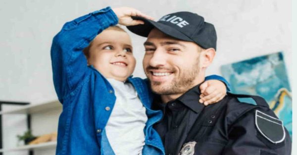 Giustizia Gelatosa: Bimbo di 4 Anni Denuncia la Mamma per il Furto del Suo Gelato!