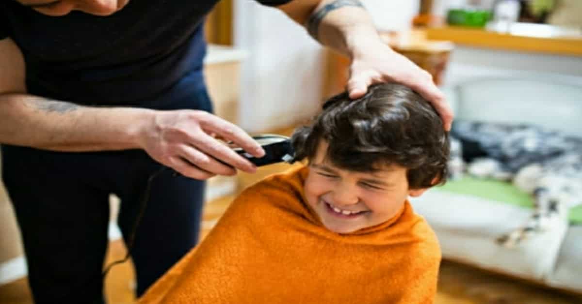 Il Padre Rasa la Testa della Figlia per Bullismo contro una Compagna Malata di Cancro