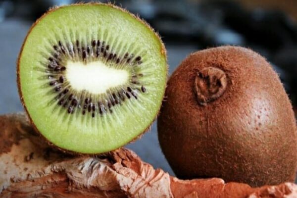 Kiwi proprietà e benefici il frutto verde che rive