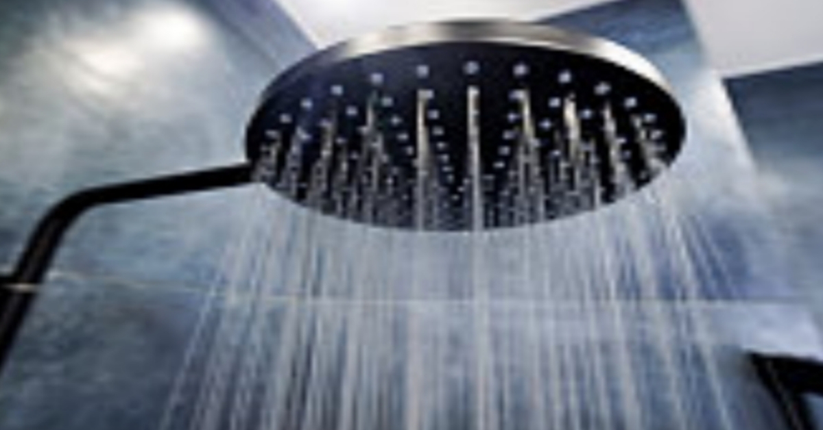 La doccia che fai ogni giorno potrebbe nascondere un batterio invisibile