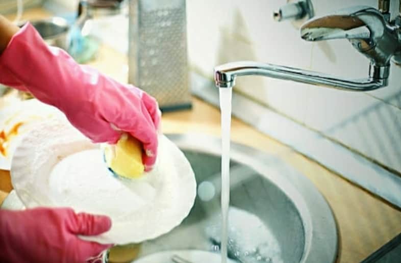Lavare i piatti allunga la vita: ecco cosa dicono gli psicologi