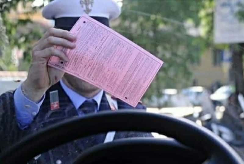 Le multe stradali e il bollo automobili non si pagano più sotto i 1000 Euro