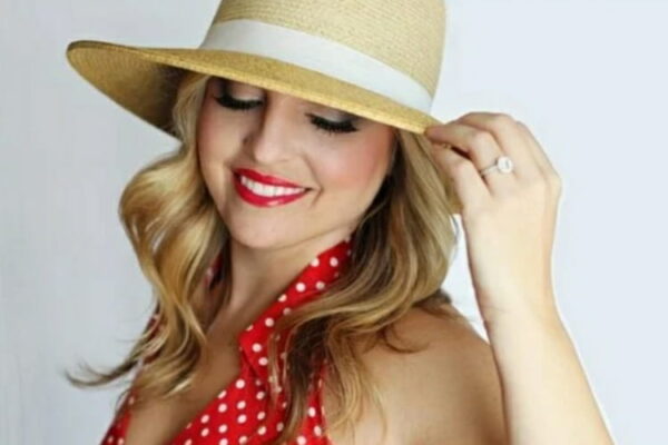 Eleganza è nel modo che indossa no nell'ambito che indossa