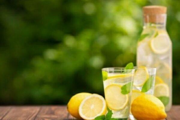 Limone nell'acqua tiepida perché fa bene la mattina