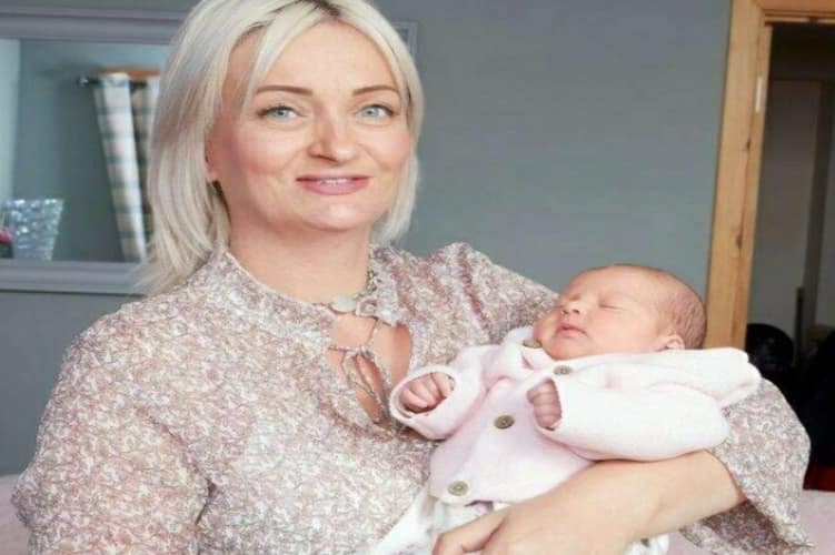 Mamma che partorisce una bimba dopo 10 maschi