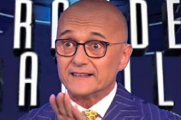 Maria De Filippi contro Signorini. Scoppia il putiferio a Mediaset