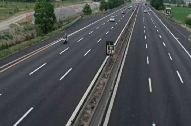Moglie abbandonata in autostrada di notte dal marito ubriaco dopo un litigio