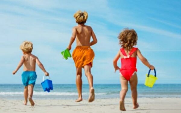 Molestate due bambine sulla spiaggia in pieno giorno