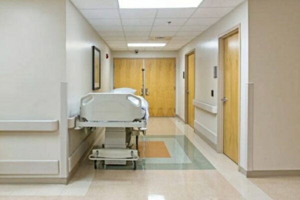 Musulmana fa trasferire 89enne in un'altra stanza