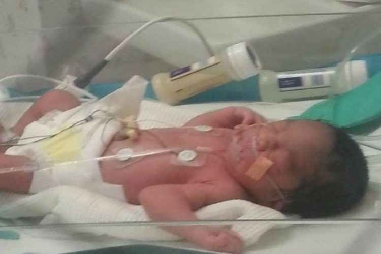 Neonato: la mamma lo abbandona, dopo il parto in un supermercato