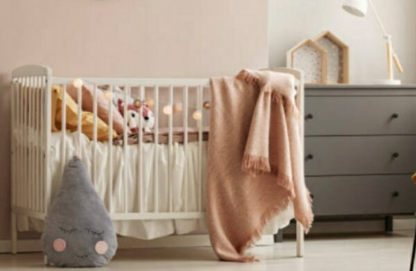 Neonato senza vita in culla