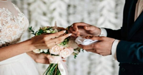 Neosposi Sorprendono gli Ospiti Assenti con un Conto di 240$ per il Matrimonio Mancato