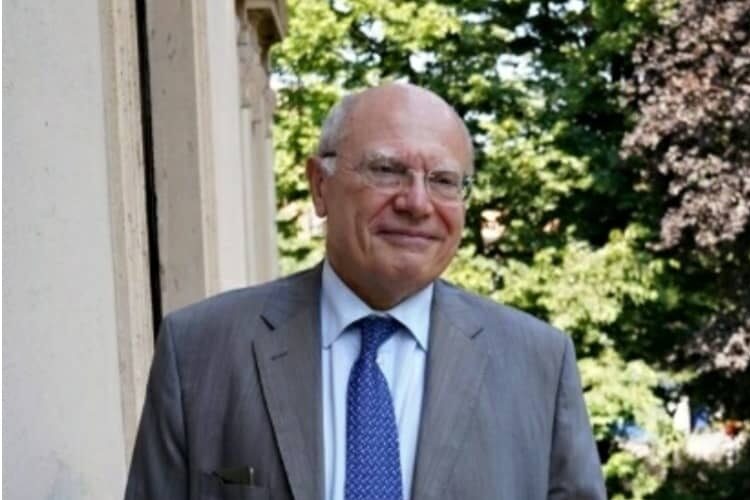 Omicron, maggiore prudenza e obbligo vaccinale