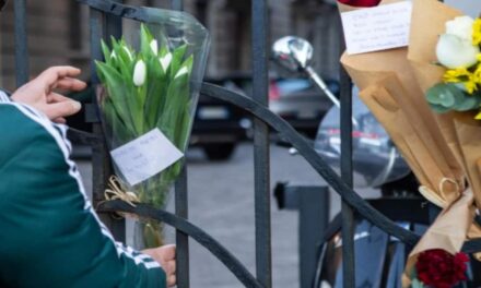 Ornella Vanoni, emozione all’arrivo in camera ardente