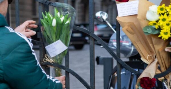 Ornella Vanoni, emozione all'arrivo in camera ardente
