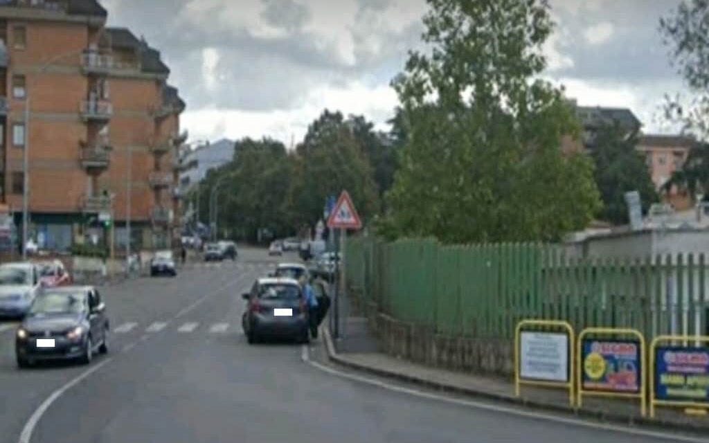 “Orrore davanti alla scuola: anziano preso a pugni mentre aspettava i nipotini, implora: ‘Chi sa parli!'”