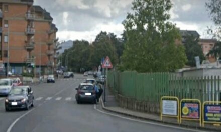 “Orrore davanti alla scuola: anziano preso a pugni mentre aspettava i nipotini, implora: ‘Chi sa parli!'”