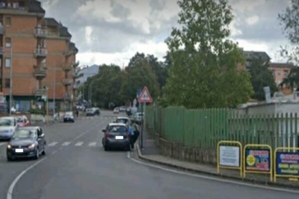 Orrore anziano preso a pugni mentre aspetta i nipotini