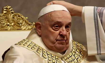 Papa Francesco: tra riposo e preghiera, prosegue il suo impegno con forza e fede