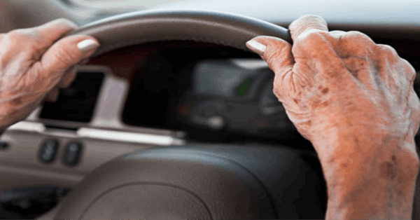 Patente, cambia tutto per gli anziani: oltre questa età sarà ritiro automatico