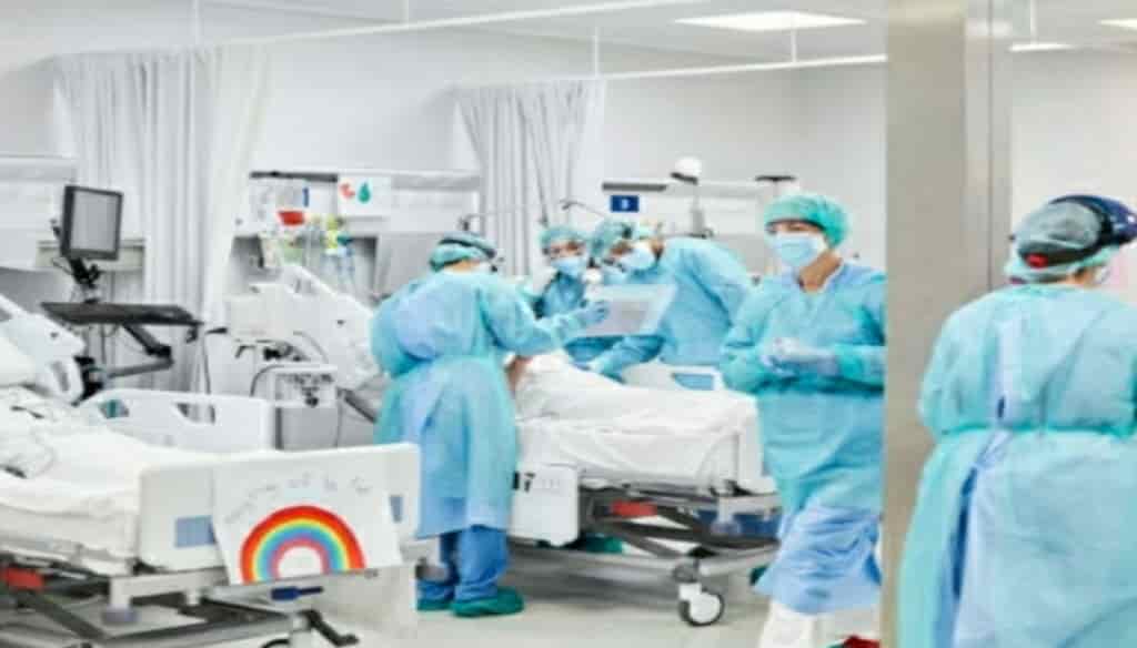 Paziente No vax rifiuta cure e prende a calci infermiera: querelato