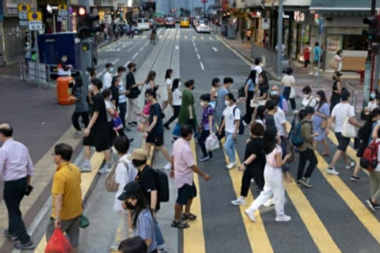 “Natale all’ombra del Covid: L’ordine dei medici suggerisce cautele nei festeggiamenti per evitare un picco di contagi.”