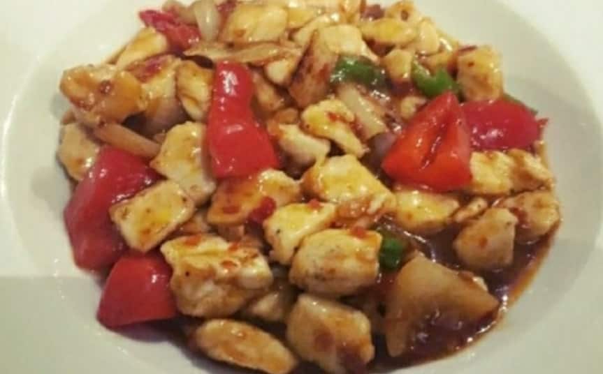 Pollo ai peperoni: come preparare un piatto di bocconcini saporiti