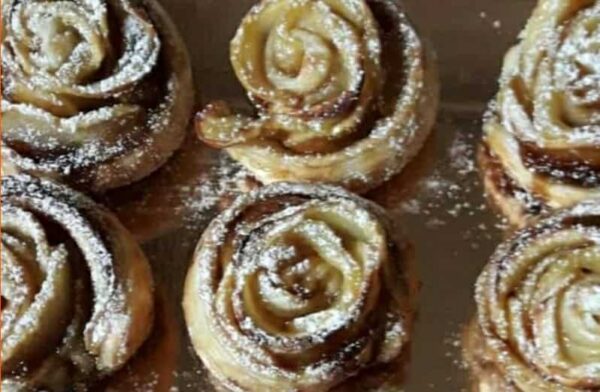 Rose di pasta sfoglia e mele