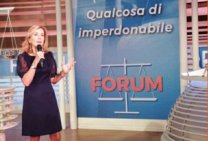 Scoppia una rissa a Forum: Palombelli inorridita. Volano schiaffi in studio