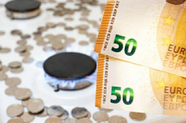 Stangata bollette: 10 consigli su come risparmiare circa 260€ su luce e gas